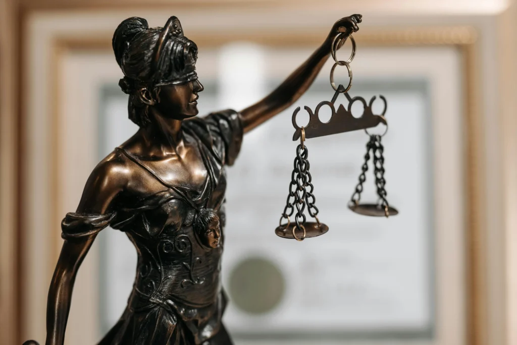Escultura de una mujer con los ojos vendados sosteniendo una balanza